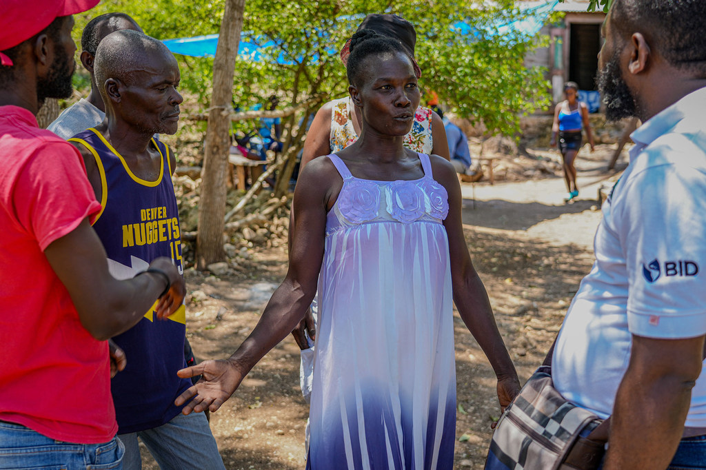 Oriata (au centre) participe à une campagne communautaire contre le choléra en Haïti.